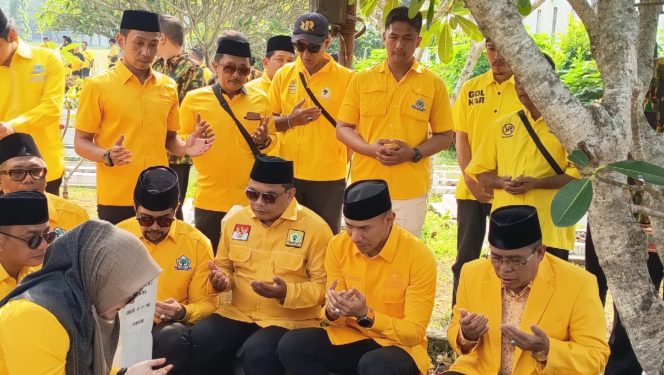 
					Pengurus golkar kota bogor melaksanakan tabur bunga dalam rangka hut golkar ke 62 (foto: ist)
