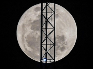 Ilustrasi fenomena astronomi. (Foto: ANTARA FOTO/Muhammad 
Adimaja)
