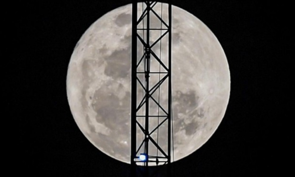 Ilustrasi fenomena astronomi. (Foto: ANTARA FOTO/Muhammad 
Adimaja)
