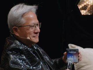Jensen Huang terlihat menggunakan Samsung Z Fold 8 varian warna 
Graphite (hitam) dan tanpa casing. (Foto: Tangkapan layar YouTube/ All-In 
Podcast)