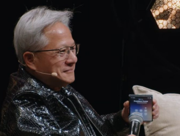 Jensen Huang terlihat menggunakan Samsung Z Fold 8 varian warna 
Graphite (hitam) dan tanpa casing. (Foto: Tangkapan layar YouTube/ All-In 
Podcast)