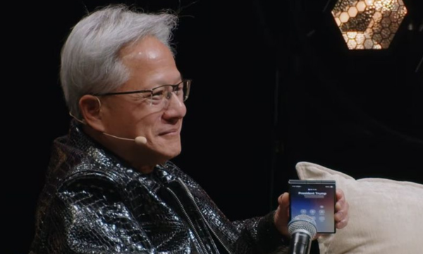 Jensen Huang terlihat menggunakan Samsung Z Fold 8 varian warna 
Graphite (hitam) dan tanpa casing. (Foto: Tangkapan layar YouTube/ All-In 
Podcast)