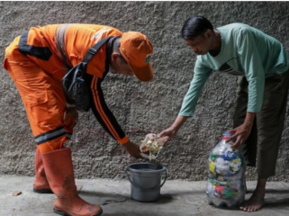 Pemilahan sampah dari rumah penting untuk daur ulang dan mengurangi 
tumpukan sampah. (Foto: CNN Indonesia/Febria Adha L)
