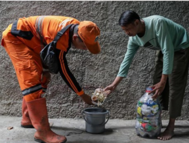 Pemilahan sampah dari rumah penting untuk daur ulang dan mengurangi 
tumpukan sampah. (Foto: CNN Indonesia/Febria Adha L)
