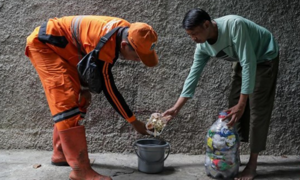 Pemilahan sampah dari rumah penting untuk daur ulang dan mengurangi 
tumpukan sampah. (Foto: CNN Indonesia/Febria Adha L)
