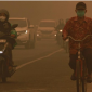 Pengguna kendaraan melintas di jalanan yang terdampak asap 
kebakaran hutan dan lahan di Palangka Raya, Kalimantan Tengah, 
Sabtu (24/10/2026). (Foto: ANTARA FOTO/Auliya Rahman)
