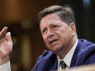Presiden Donald Trump menunjuk Direktur Intelijen Nasional AS, Jay Clayton, 
sebagai penanggung jawab utama lembaga kecerdasan buatan (AI) di 
pemerintahannya. (Foto: AFP/KEN CEDENO)
