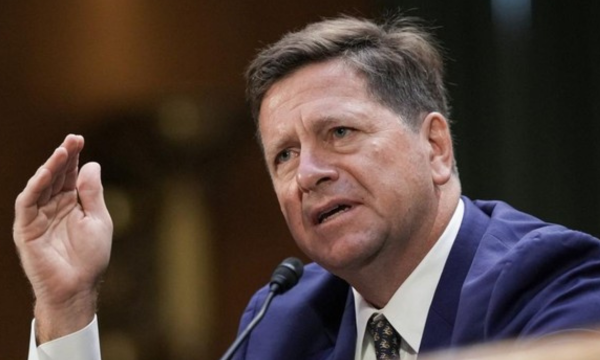 Presiden Donald Trump menunjuk Direktur Intelijen Nasional AS, Jay Clayton, 
sebagai penanggung jawab utama lembaga kecerdasan buatan (AI) di 
pemerintahannya. (Foto: AFP/KEN CEDENO)
