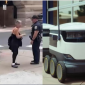 Seorang perempuan di Philadelphia ditangkap setelah berulang kali 
berdiri di depan robot pengantar barang milik Uber. (Foto: 
YouTube/Action News/Pexels)