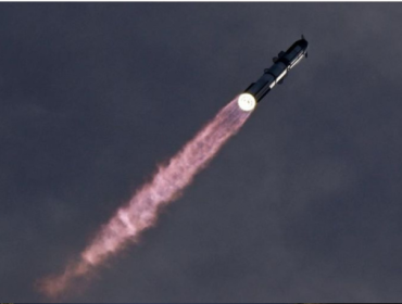 SpaceX Starship dan pendorong Super Heavy v3 meluncur dalam penerbangan uji coba ke-14 dari kompleks peluncuran SpaceX di Starbase, Texas, AS, pada 28 September 2026. Misi ini diperkirakan akan membawa wahana tersebut ke orbit untuk pertama kalinya dan meluncurkan 26 satelit Starlink V3. (Foto: REUTERS/Steve Nesius)