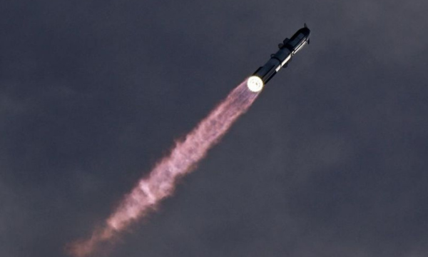 SpaceX Starship dan pendorong Super Heavy v3 meluncur dalam penerbangan uji coba ke-14 dari kompleks peluncuran SpaceX di Starbase, Texas, AS, pada 28 September 2026. Misi ini diperkirakan akan membawa wahana tersebut ke orbit untuk pertama kalinya dan meluncurkan 26 satelit Starlink V3. (Foto: REUTERS/Steve Nesius)