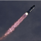 SpaceX Starship dan pendorong Super Heavy v3 meluncur dalam penerbangan uji coba ke-14 dari kompleks peluncuran SpaceX di Starbase, Texas, AS, pada 28 September 2026. Misi ini diperkirakan akan membawa wahana tersebut ke orbit untuk pertama kalinya dan meluncurkan 26 satelit Starlink V3. (Foto: REUTERS/Steve Nesius)