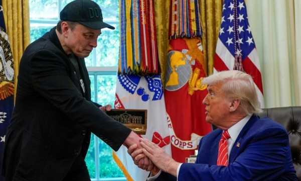 Trump Disebut Telepon Elon Musk, Minta Starlink Ukraina 
Dipulihkan. (Foto: REUTERS/Nathan Howard)
