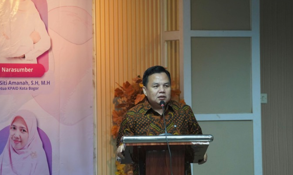 HUMPROPUB – Ketua DPRD Kota Bogor, Dr. Adityawarman Adil, menghadiri kegiatan talkshow bertajuk “Bekal untuk Anak, Perlindungan untuk Masa Depan” yang digelar melalui kolaborasi Ikatan Istri Anggota Dewan (IKIAD) Kota Bogor dan Komisi Perlindungan Anak Indonesia Daerah (KPAID) Kota Bogor, Jumat (9/10/2026). (photo : hmp)
