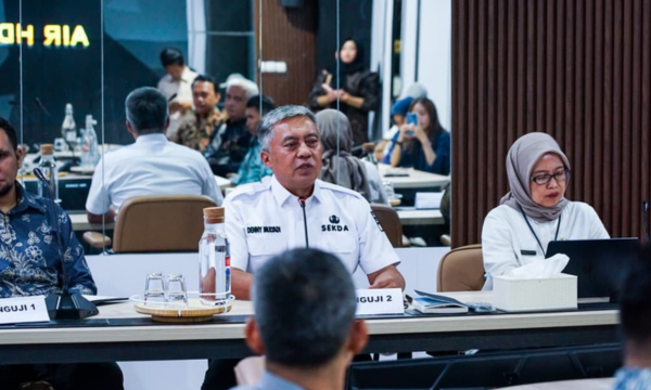 Sekretaris Daerah (Sekda) Kota Bogor, Denny Mulyadi, membuka seleksi wawancara dan pemaparan makalah calon Ketua Forum Kewaspadaan Dini Masyarakat (FKDM) Kota Bogor di Ruang Rapat Sekda, Rabu (21/10/2026). (photo : kominfo)