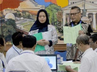 JAKARTA--Wali Kota Administrasi Jakarta Pusat, Drs. Arifin, M A.P, membuka resmi Uji Kompetensi Wartawan Angkatan ke-66 PWI Provinsi DKI Jakarta, Senin (5/10), di Ruang Serbaguna Besar Kantor Wali Kota Administrasi Jakarta Pusat. UKW Angkatan ke-66 PWI Jaya ini diikuti 21 peserta, terbagi atas empat kelas Kategori Muda, dan satu kelas Kategori Madya. (photo : kominfo)