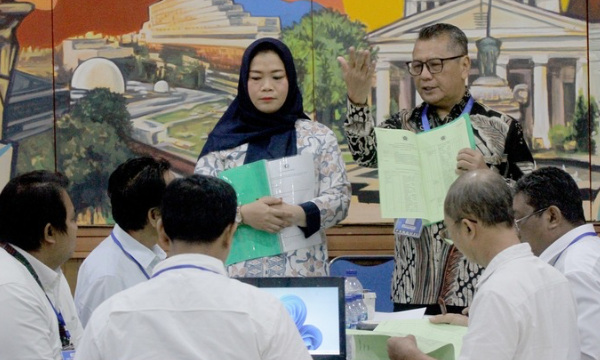 JAKARTA--Wali Kota Administrasi Jakarta Pusat, Drs. Arifin, M A.P, membuka resmi Uji Kompetensi Wartawan Angkatan ke-66 PWI Provinsi DKI Jakarta, Senin (5/10), di Ruang Serbaguna Besar Kantor Wali Kota Administrasi Jakarta Pusat. UKW Angkatan ke-66 PWI Jaya ini diikuti 21 peserta, terbagi atas empat kelas Kategori Muda, dan satu kelas Kategori Madya. (photo : kominfo)