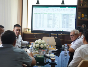HUMPROPUB – Badan Pendapatan Daerah (Bapenda) Kota Bogor memperkuat upaya penagihan piutang pajak yang nilainya mencapai lebih dari Rp 600 miliar. Penagihan tersebut terutama diarahkan kepada wajib pajak dengan tunggakan dalam jumlah besar. Langkah tersebut mendapat dukungan dari Komisi II DPRD Kota Bogor yang melakukan kunjungan ke Kantor Bapenda Kota Bogor, Rabu (30/9/2026).
(photo : HUMPROPUB)