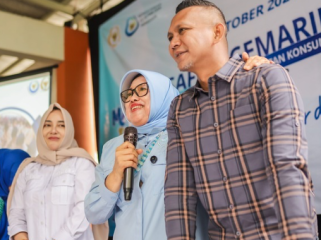 Anggota Komisi IV DPR RI, Endang Setyawati Thohari didampingi Wakil Wali Kota Bogor, Jenal Mutaqin bagikan ikan ke warga. (foto: kominfo)