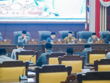 Kota Bogor - Pemerintah Raperda Perubahan APBD 2026 Disepakati, Pemkot Bogor Fokus Perkuat Pelayanan PublikKota (Pemkot) Bogor bersama DPRD Kota Bogor menyetujui Rancangan Peraturan Daerah (Raperda) tentang Perubahan Anggaran Pendapatan dan Belanja Daerah (APBD) Tahun Anggaran 2026 dalam Rapat Paripurna DPRD Kota Bogor, Rabu (30/9/2026).
( photo : kominfo)