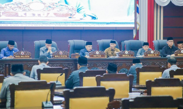 Kota Bogor - Pemerintah Raperda Perubahan APBD 2026 Disepakati, Pemkot Bogor Fokus Perkuat Pelayanan PublikKota (Pemkot) Bogor bersama DPRD Kota Bogor menyetujui Rancangan Peraturan Daerah (Raperda) tentang Perubahan Anggaran Pendapatan dan Belanja Daerah (APBD) Tahun Anggaran 2026 dalam Rapat Paripurna DPRD Kota Bogor, Rabu (30/9/2026).
( photo : kominfo)