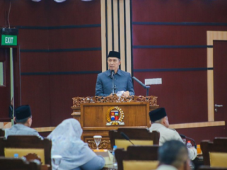 Kota Bogor - Pemerintah Kota (Pemkot) Bogor bersama DPRD Kota Bogor menyepakati dan menetapkan dua Rancangan Peraturan Daerah (Raperda) menjadi Peraturan Daerah (Perda), yakni Raperda tentang Penyelenggaraan Pasar Rakyat, Pusat Perbelanjaan, dan Toko Swalayan serta Raperda tentang Penyelenggaraan Administrasi Kependudukan.
 (photo : kominfo)