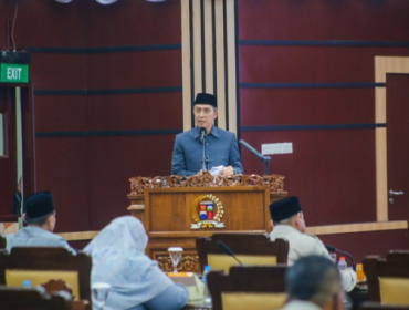 Kota Bogor - Pemerintah Kota (Pemkot) Bogor bersama DPRD Kota Bogor menyepakati dan menetapkan dua Rancangan Peraturan Daerah (Raperda) menjadi Peraturan Daerah (Perda), yakni Raperda tentang Penyelenggaraan Pasar Rakyat, Pusat Perbelanjaan, dan Toko Swalayan serta Raperda tentang Penyelenggaraan Administrasi Kependudukan.
 (photo : kominfo)