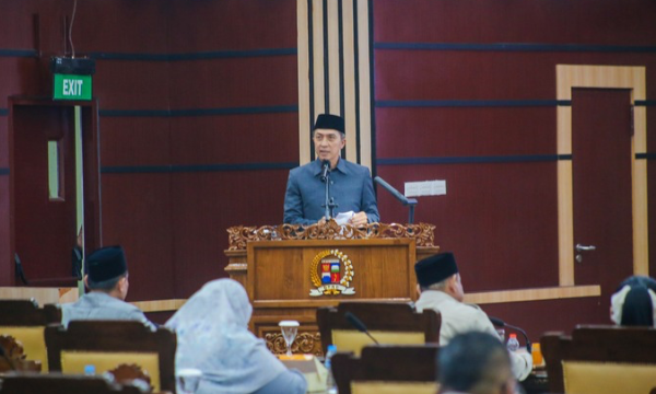 Kota Bogor - Pemerintah Kota (Pemkot) Bogor bersama DPRD Kota Bogor menyepakati dan menetapkan dua Rancangan Peraturan Daerah (Raperda) menjadi Peraturan Daerah (Perda), yakni Raperda tentang Penyelenggaraan Pasar Rakyat, Pusat Perbelanjaan, dan Toko Swalayan serta Raperda tentang Penyelenggaraan Administrasi Kependudukan.
 (photo : kominfo)