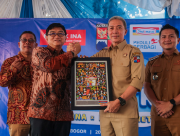 Sebanyak 250 paket makanan bergizi diberikan oleh PT Indomarco Prismatama dan Bank INA bekerja sama dengan Pemerintah Kota (Pemkot) Bogor untuk masyarakat di Kelurahan Sempur, Selasa (20/10/2026). (photo : kominfo)