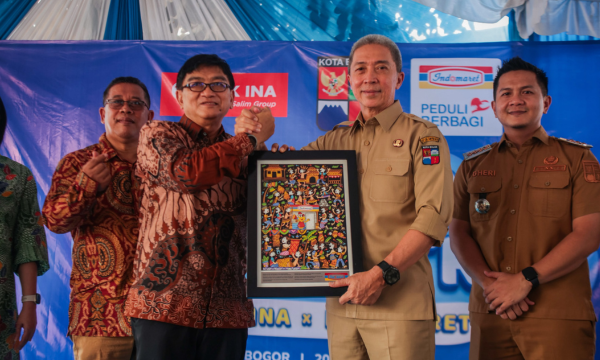 Sebanyak 250 paket makanan bergizi diberikan oleh PT Indomarco Prismatama dan Bank INA bekerja sama dengan Pemerintah Kota (Pemkot) Bogor untuk masyarakat di Kelurahan Sempur, Selasa (20/10/2026). (photo : kominfo)
