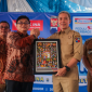 Sebanyak 250 paket makanan bergizi diberikan oleh PT Indomarco Prismatama dan Bank INA bekerja sama dengan Pemerintah Kota (Pemkot) Bogor untuk masyarakat di Kelurahan Sempur, Selasa (20/10/2026). (photo : kominfo)
