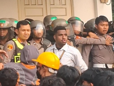 demo 2 tahun prabowo gibran di dprd DIY. (foto: ollive)