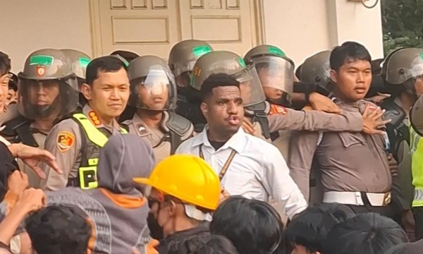 demo 2 tahun prabowo gibran di dprd DIY. (foto: ollive)