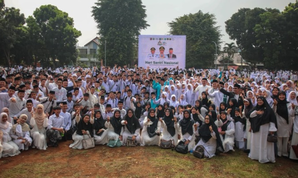 Wali Kota Bogor, Dedie A. Rachim, menjadi inspektur upacara Hari Santri Tingkat Kota Bogor Tahun 2026 yang dilaksanakan di Lapangan Kresna, Kamis (22/10/2026). (photo : kominfo)