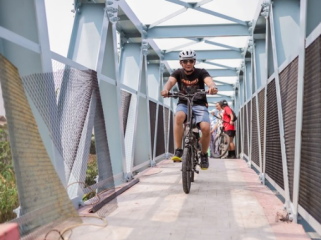 Kota Bogor -Dalam waktu dekat, warga Kelurahan Paledang, Bogor Tengah, dan Kelurahan Pasir Jaya, Bogor Barat, bisa menggunakan akses baru berupa jembatan yang menghubungkan kedua wilayah tersebut. (photo : kominfo)