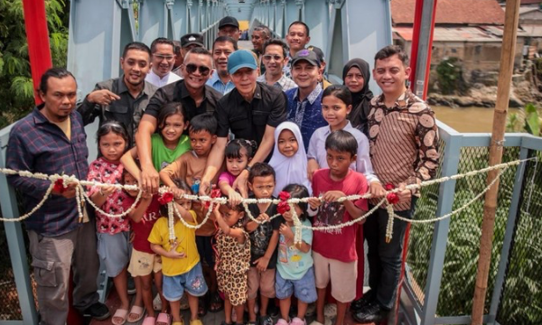 Wali Kota Bogor, Dedie A. Rachim, bersama Wakil Wali Kota Bogor, Jenal Mutaqin, meresmikan Jembatan Pasir Jaya–Paledang, Jumat (23/10/2026). (photo : kominfo)