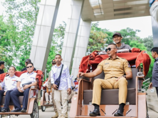 Kota Bogor - Presiden Prabowo Subianto, melalui Yayasan Gerakan Solidaritas Nasional (GSN) menghibahkan bantuan 160 unit becak listrik kepada warga Kota Bogor. (photo: kominfo)