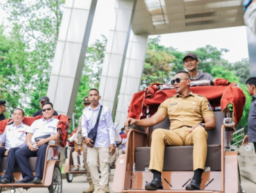Kota Bogor - Presiden Prabowo Subianto, melalui Yayasan Gerakan Solidaritas Nasional (GSN) menghibahkan bantuan 160 unit becak listrik kepada warga Kota Bogor. (photo: kominfo)