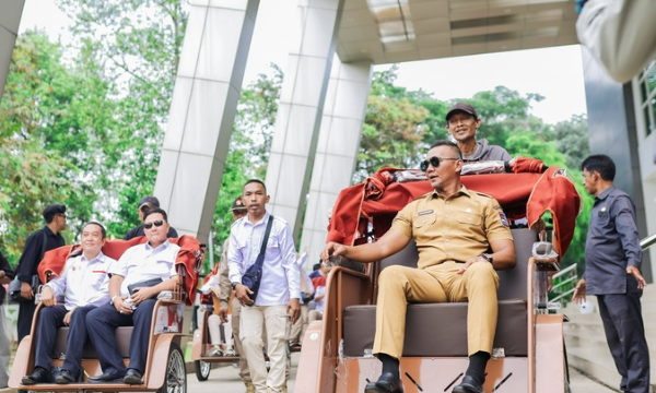 Kota Bogor - Presiden Prabowo Subianto, melalui Yayasan Gerakan Solidaritas Nasional (GSN) menghibahkan bantuan 160 unit becak listrik kepada warga Kota Bogor. (photo: kominfo)