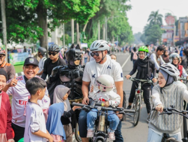 Kota Bogor - Sambil menggowes sepeda, Wakil Wali Kota Bogor, Jenal Mutaqin bersama istri dan ketiga anaknya mengunjungi lokasi Car Free Day (CFD) di Jalan Sudirman, Bogor Tengah, Minggu (4/10/2026). (photo : kominfo)