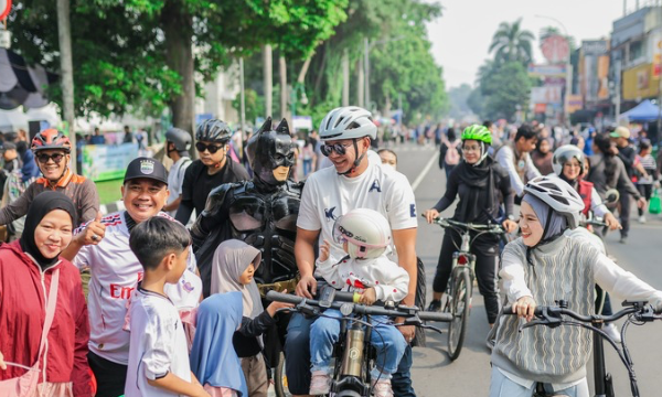 Kota Bogor - Sambil menggowes sepeda, Wakil Wali Kota Bogor, Jenal Mutaqin bersama istri dan ketiga anaknya mengunjungi lokasi Car Free Day (CFD) di Jalan Sudirman, Bogor Tengah, Minggu (4/10/2026). (photo : kominfo)
