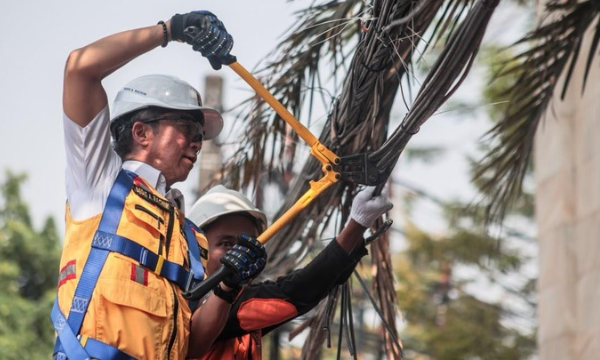 Koordinator Daerah (Korda) Asosiasi Penyelenggara Jaringan Telekomunikasi Indonesia (Apjatel) Kota Bogor memastikan tidak ada lagi pemasangan baru maupun penerbitan izin baru untuk pemasangan tiang dan kabel udara fiber optik di Kota Bogor. ( photo : kominfo)