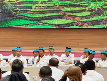 Kota Bogor - Pemerintah Kota (Pemkot) Bogor mengikuti Rapat Koordinasi antara Pemerintah Provinsi Jawa Barat dengan pemerintah kabupaten/kota terkait pelayanan kesehatan, pendidikan, pelayanan asuransi ketenagakerjaan, serta pengawasan dan peningkatan kepatuhan pelaporan pajak penghasilan melalui Nomor Identitas Tempat Kegiatan Usaha (NITKU). ( photo : kominfo )