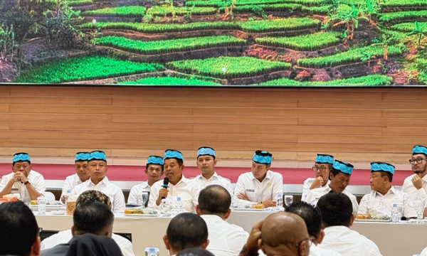 Kota Bogor - Pemerintah Kota (Pemkot) Bogor mengikuti Rapat Koordinasi antara Pemerintah Provinsi Jawa Barat dengan pemerintah kabupaten/kota terkait pelayanan kesehatan, pendidikan, pelayanan asuransi ketenagakerjaan, serta pengawasan dan peningkatan kepatuhan pelaporan pajak penghasilan melalui Nomor Identitas Tempat Kegiatan Usaha (NITKU). ( photo : kominfo )