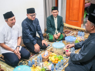 Kota Bogor - Wali Kota Bogor, Dedie A. Rachim, mengajak untuk bersama-sama mendoakan agar kondisi Indonesia semakin baik. Ia juga mengajak masyarakat mendoakan agar Indonesia senantiasa terjaga dan dilindungi dari berbagai bencana.
(photo : kominfo)