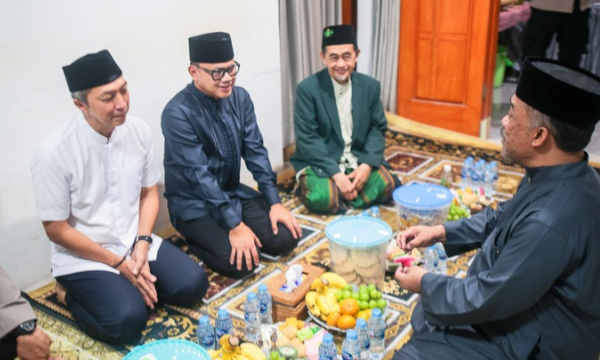 Kota Bogor - Wali Kota Bogor, Dedie A. Rachim, mengajak untuk bersama-sama mendoakan agar kondisi Indonesia semakin baik. Ia juga mengajak masyarakat mendoakan agar Indonesia senantiasa terjaga dan dilindungi dari berbagai bencana.
(photo : kominfo)