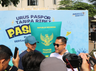 Kepala Imigrasi Bogor Ritus Ramdhana dan Wali Kota Bogor Dedie A Rachim di acara pasporia. (foto imigrasi)