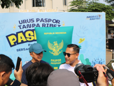 Kepala Imigrasi Bogor Ritus Ramdhana dan Wali Kota Bogor Dedie A Rachim di acara pasporia. (foto imigrasi)
