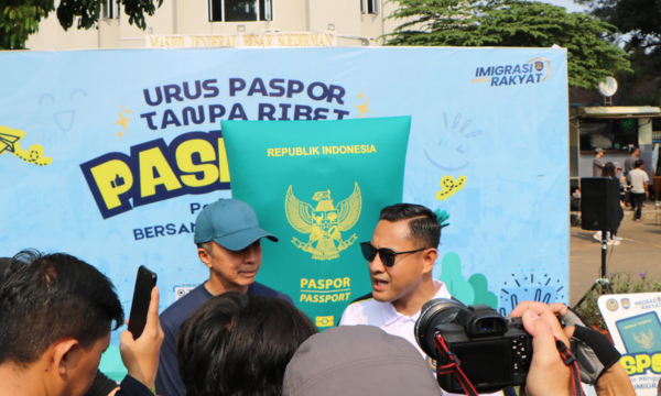 Kepala Imigrasi Bogor Ritus Ramdhana dan Wali Kota Bogor Dedie A Rachim di acara pasporia. (foto imigrasi)