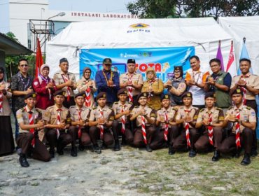 Sekretaris Daerah (Sekda) Kota Bogor yang juga Ketua Kwartir Cabang (Kwarcab) Gerakan Pramuka Kota Bogor, Denny Mulyadi, mengajak para Pramuka untuk memanfaatkan teknologi komunikasi sebagai sarana memperluas wawasan, menjalin persahabatan, dan membangun jejaring hingga tingkat internasional. (photo : kominfo)